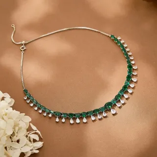 Collier avec pierres vertes en coupe émeraude et gouttes blanches en fringe