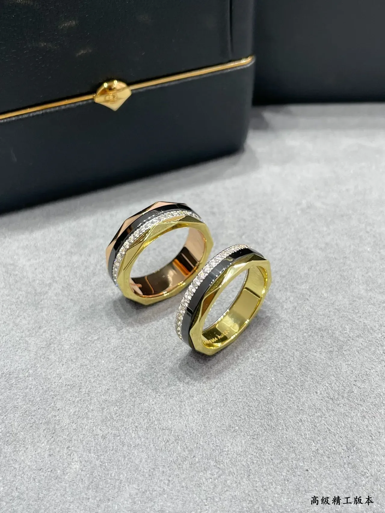 Bague de diamants pavé géométriques facettés avec enlay noir en ton doré 3
