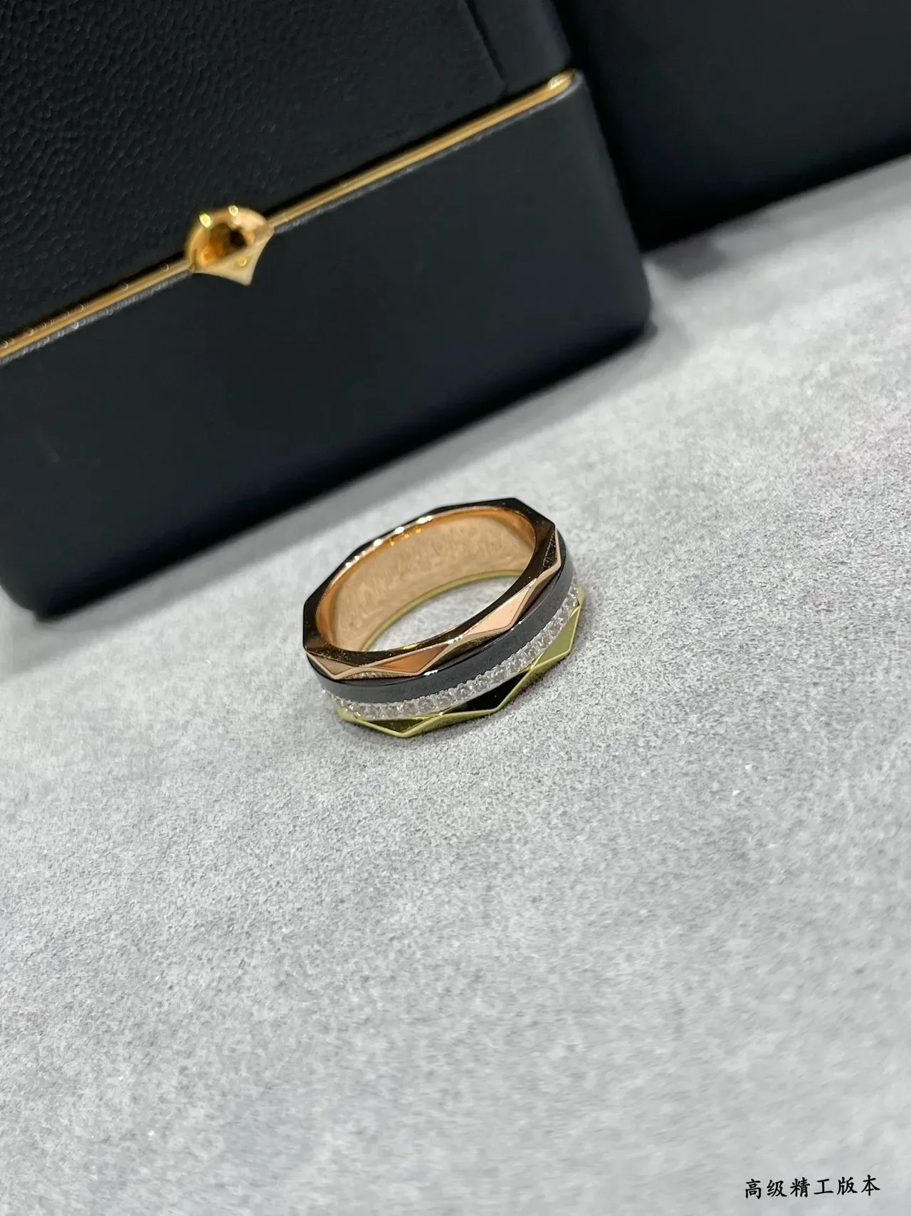 Bague de diamants pavé géométriques facettés avec enlay noir en ton doré 5