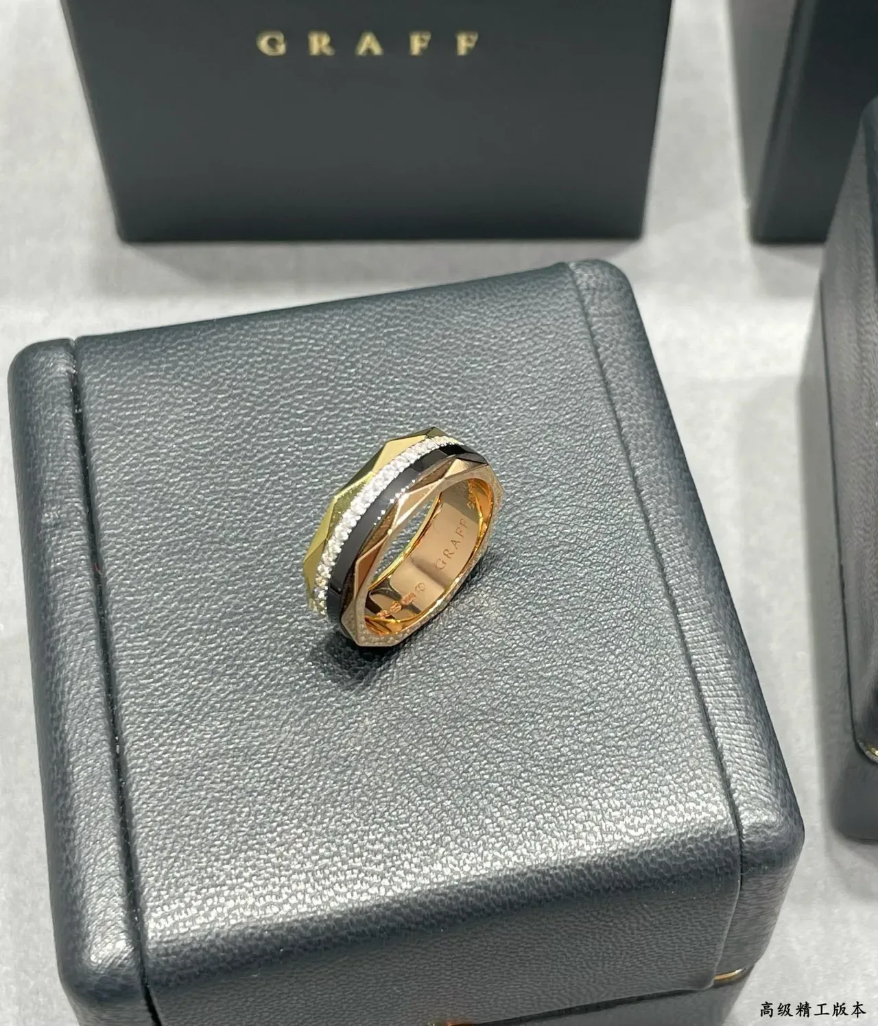 Bague de diamants pavé géométriques facettés avec enlay noir en ton doré 6