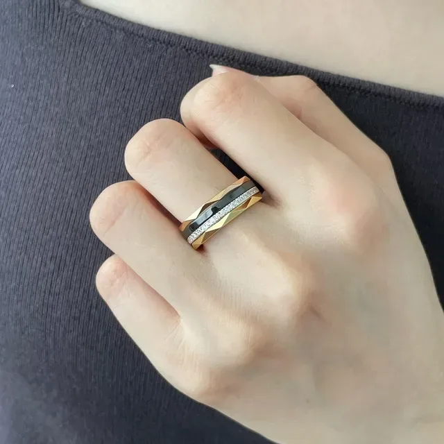 Bague de diamants pavé géométriques facettés avec enlay noir en ton doré 9