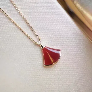 Collier pendentif en forme d'éventail en pierre rouge