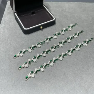 Pulseras de gemas verdes y blancas con motivo de enredadera floral