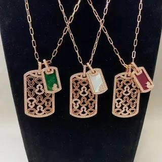 Collar con silueta de dog-tag dorado y verde, filigrana de trabajo abierto