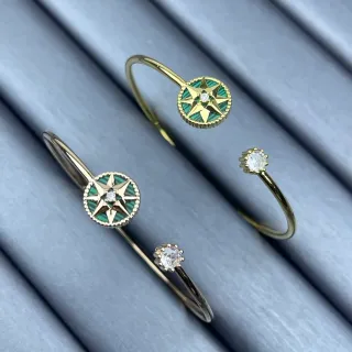 Bracelete de ouro verde com punho aberto e motivo de bússola esmaltado
