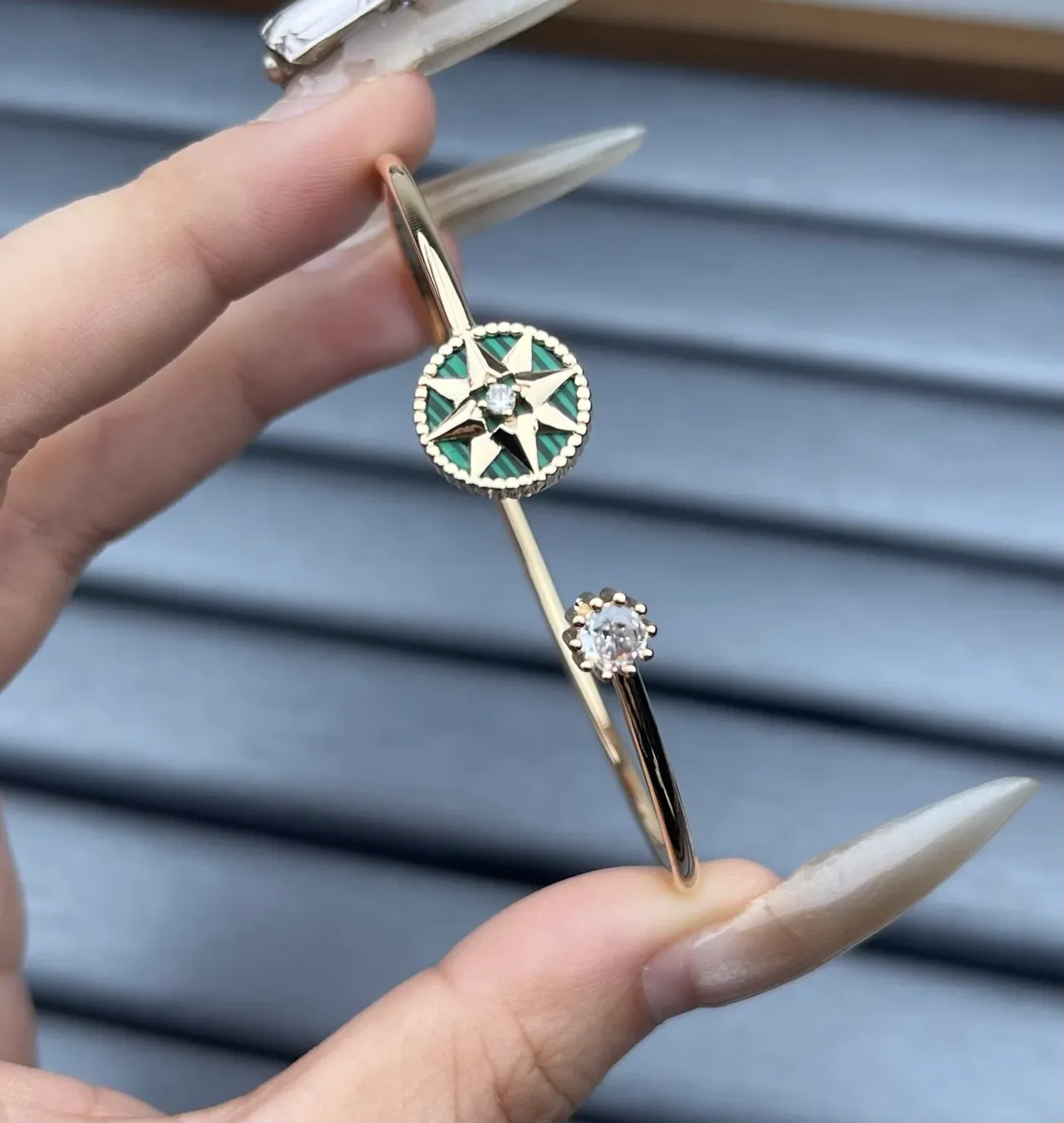 Bracelet manchette or et vert ouvert motif boussole émaillé 5