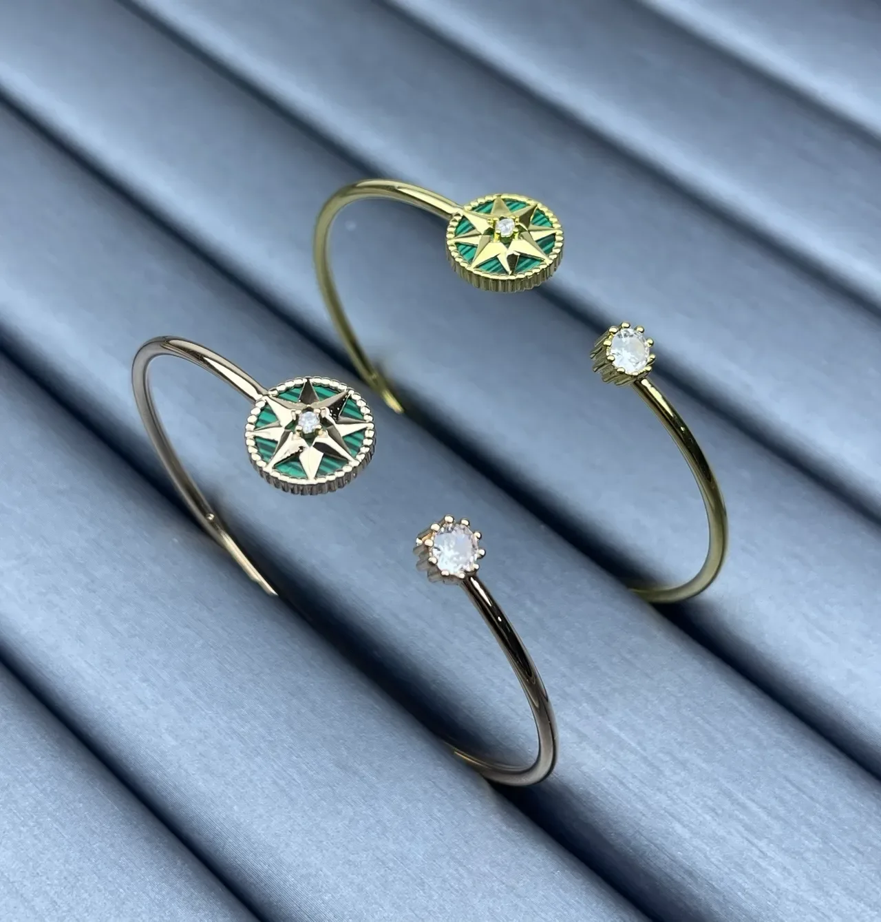 Bracelet manchette or et vert ouvert motif boussole émaillé 6