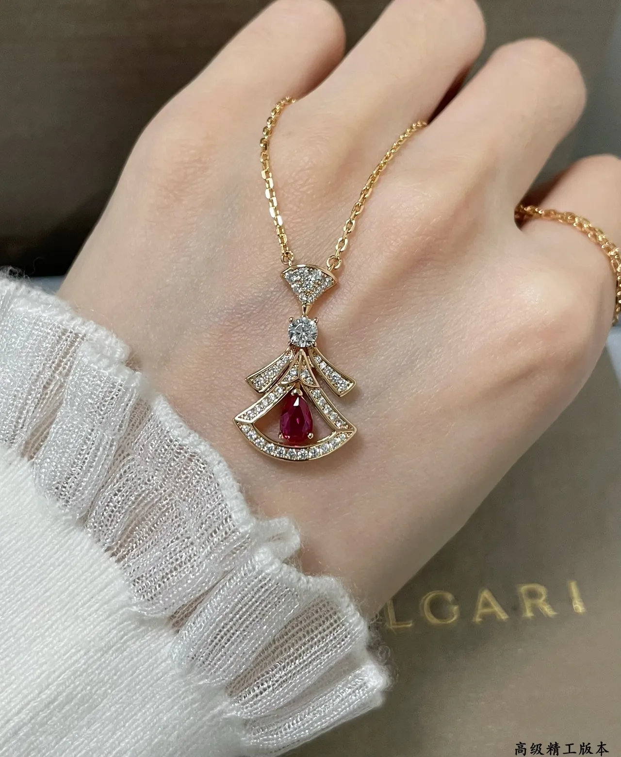 Collar con colgante de forma de abanico dorado rojo pavé-set de diamantes 2