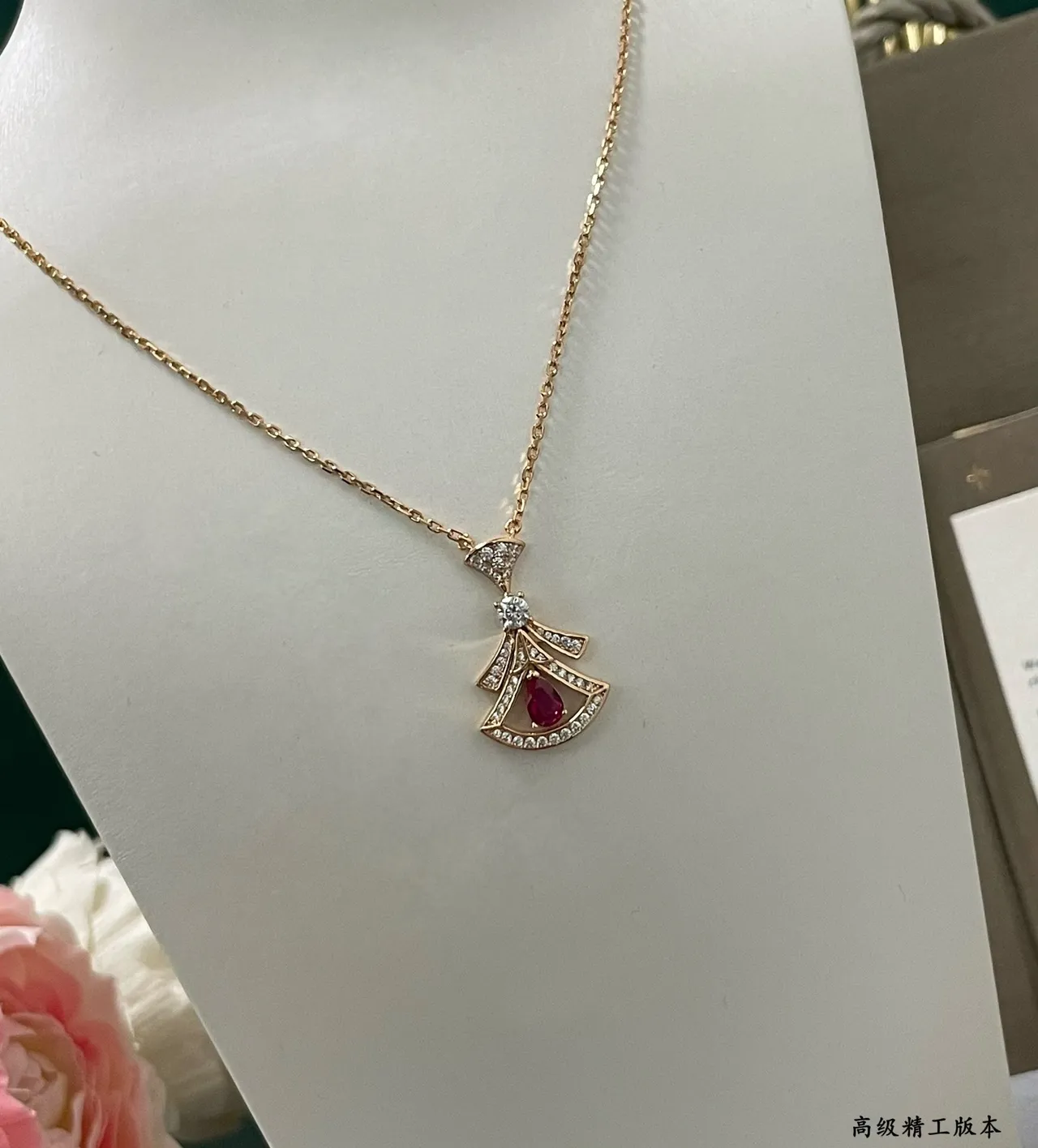 Collar con colgante de forma de abanico dorado rojo pavé-set de diamantes 4
