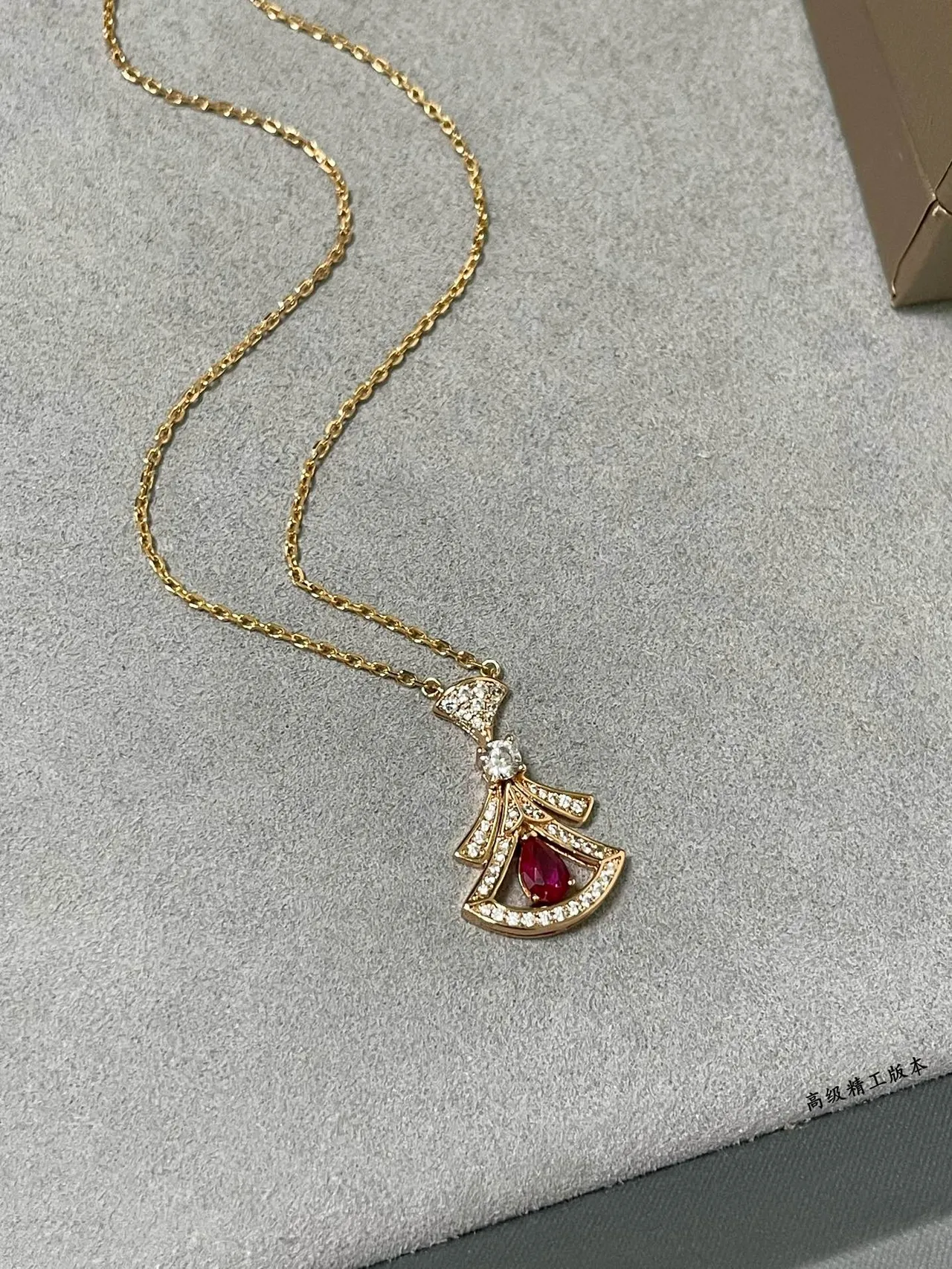 Collar con colgante de forma de abanico dorado rojo pavé-set de diamantes 6