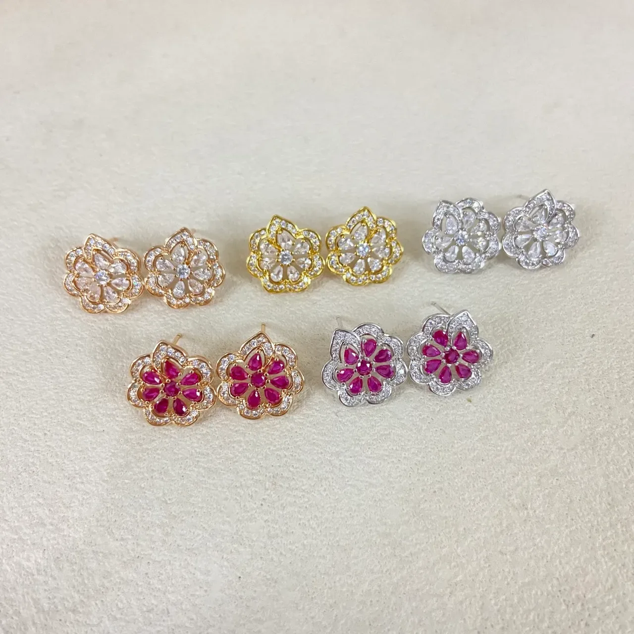 Bijoux Pavé-Set dorés en forme de fleur rouge 2