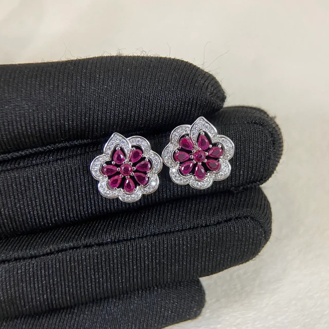 Bijoux Pavé-Set dorés en forme de fleur rouge 4