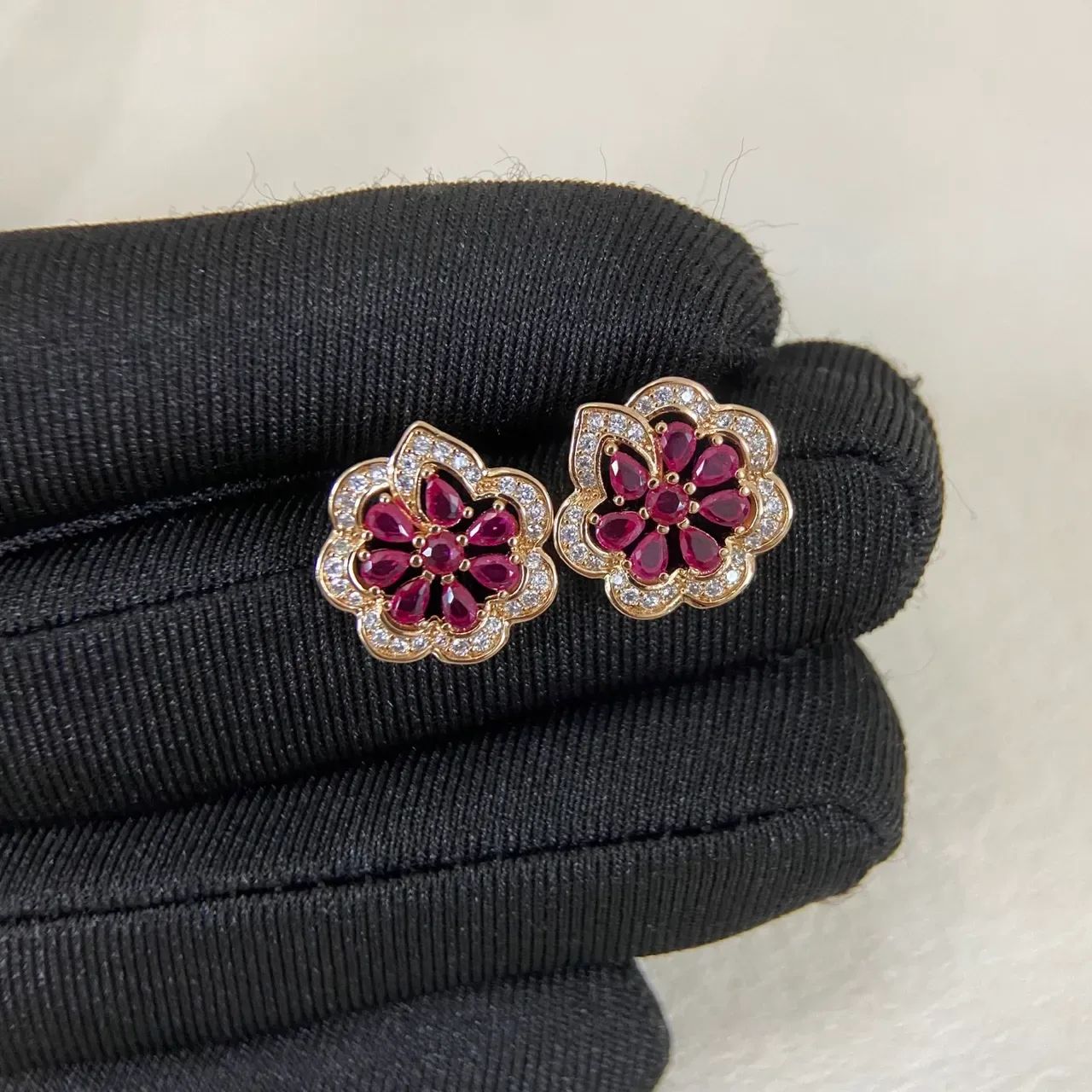 Bijoux Pavé-Set dorés en forme de fleur rouge 5