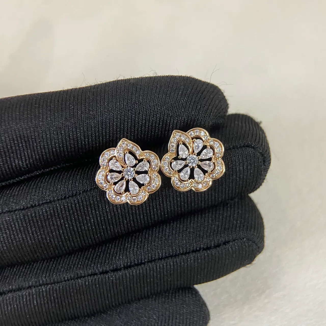 Bijoux Pavé-Set dorés en forme de fleur rouge 6