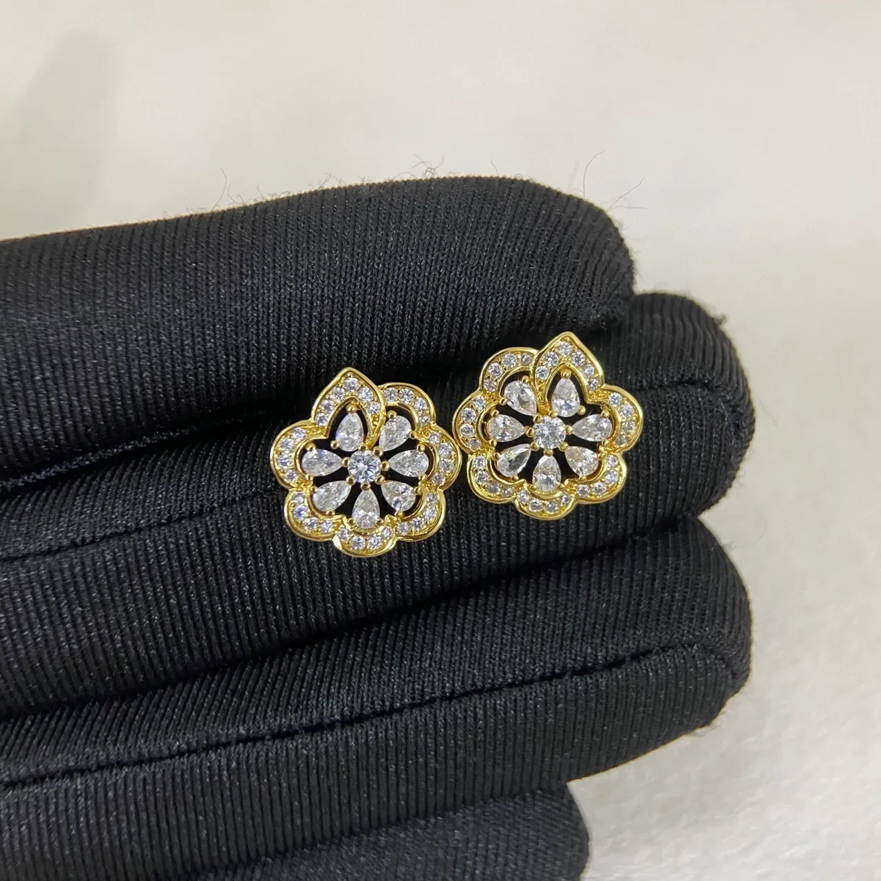 Bijoux Pavé-Set dorés en forme de fleur rouge 7