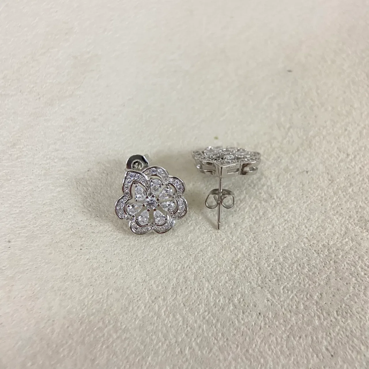 Bijoux Pavé-Set dorés en forme de fleur rouge 8