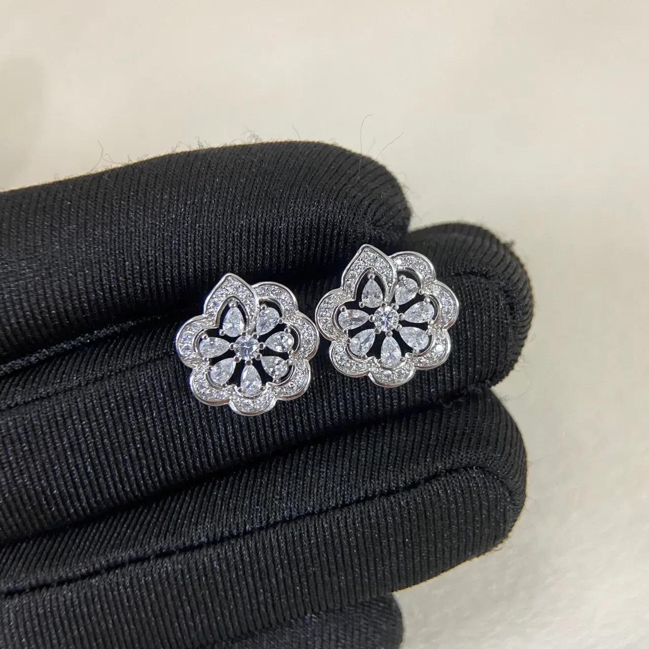 Bijoux Pavé-Set dorés en forme de fleur rouge 9