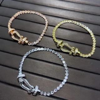 سوار ذهبي فضي مع قفل shackle كامل التغطية بالأحجار