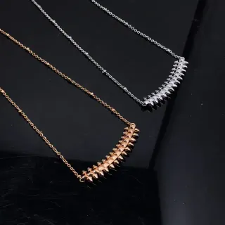 Collier pendentif barre spikée en or et argent silhouette courbe
