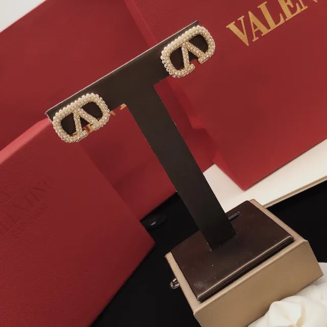 Brincos de pasador de tom dourado com cristais Pavé de logo geométrico 3