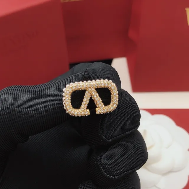 Brincos de pasador de tom dourado com cristais Pavé de logo geométrico 6