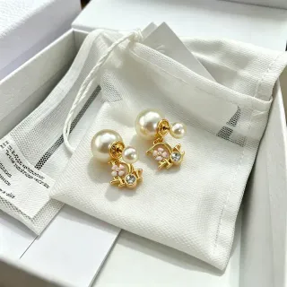 Brincos de tom dourado com pérolas duplas e cristal floral