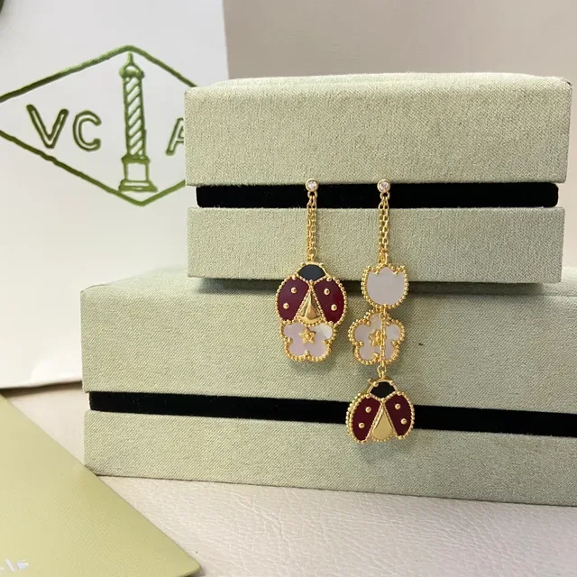 أقراط معلقة ذهبية اللون مغطاة بالمينا بدودة العجلة وسلسلة زهور من صدف اللؤلؤ 5