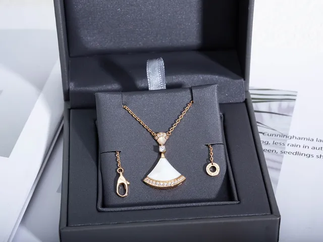 金色扇形珍珠母和水晶吊坠项链 5