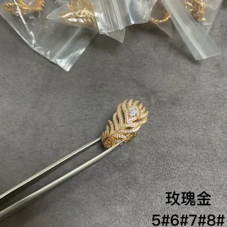 स्वर्ण-टोन पंख Pavé क्रिस्टल ब्रोच