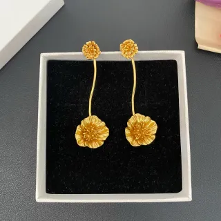 Aretes de doble caída con flores en tono dorado