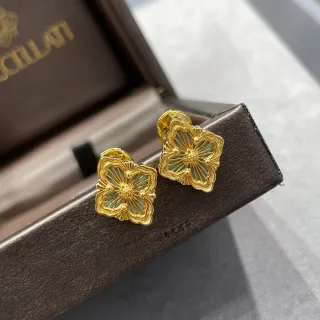 Brincos de flor de quatrefoil em tons dourados com inlay verde