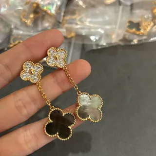 Brincos com Stud de Flor em dourado e brincos drop clover