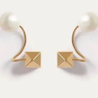 Brincos de tom dourado com pérolas e duplo elemento de pirâmide