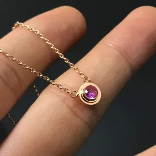 Collier avec pendentif en pierre violette de ton doré, ronde avec cadre biseauté
