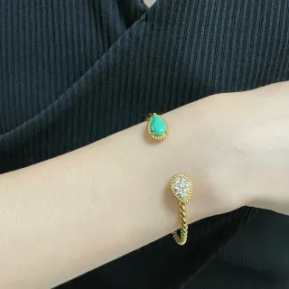 سوارات مفتوحة ذات كابوشون قطرة بلون ذهبي وكريستال باركيه