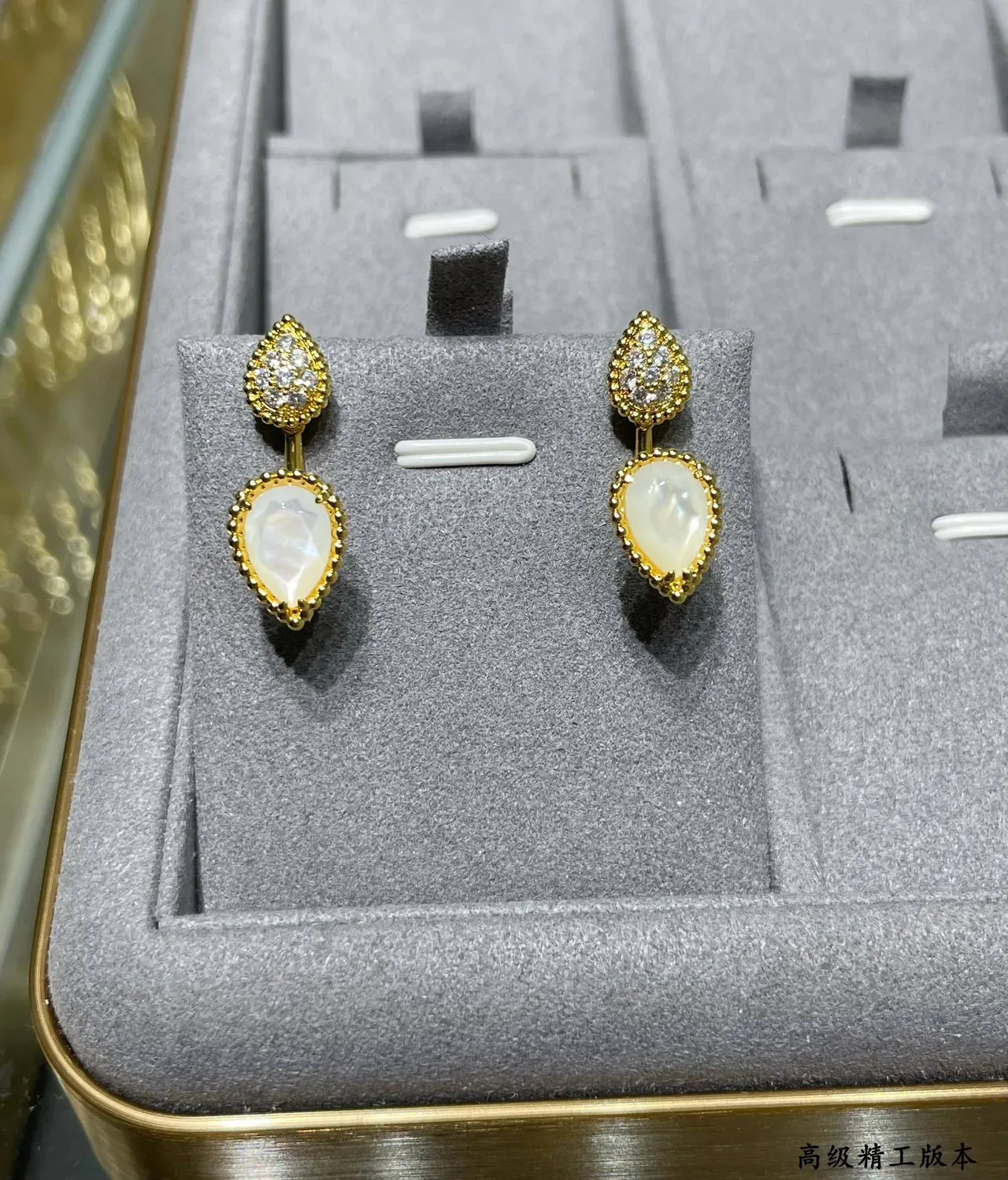Boucles d'oreilles pendantes en ton doré avec goutte pavé et pierre blanche facettée 2
