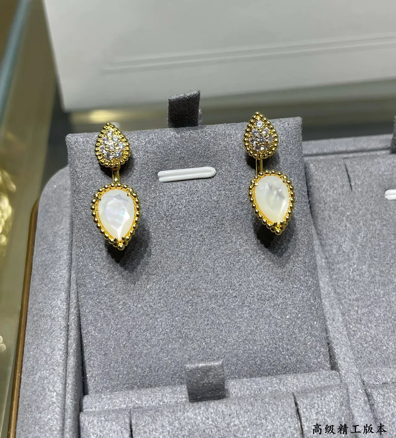 Boucles d'oreilles pendantes en ton doré avec goutte pavé et pierre blanche facettée 3