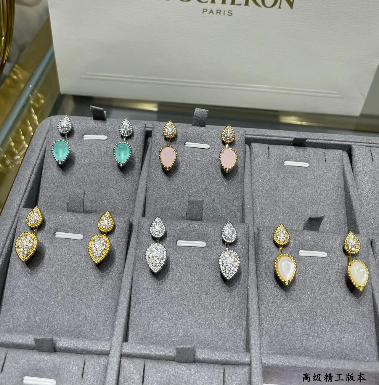 Boucles d'oreilles pendantes en ton doré avec goutte pavé et pierre blanche facettée 5