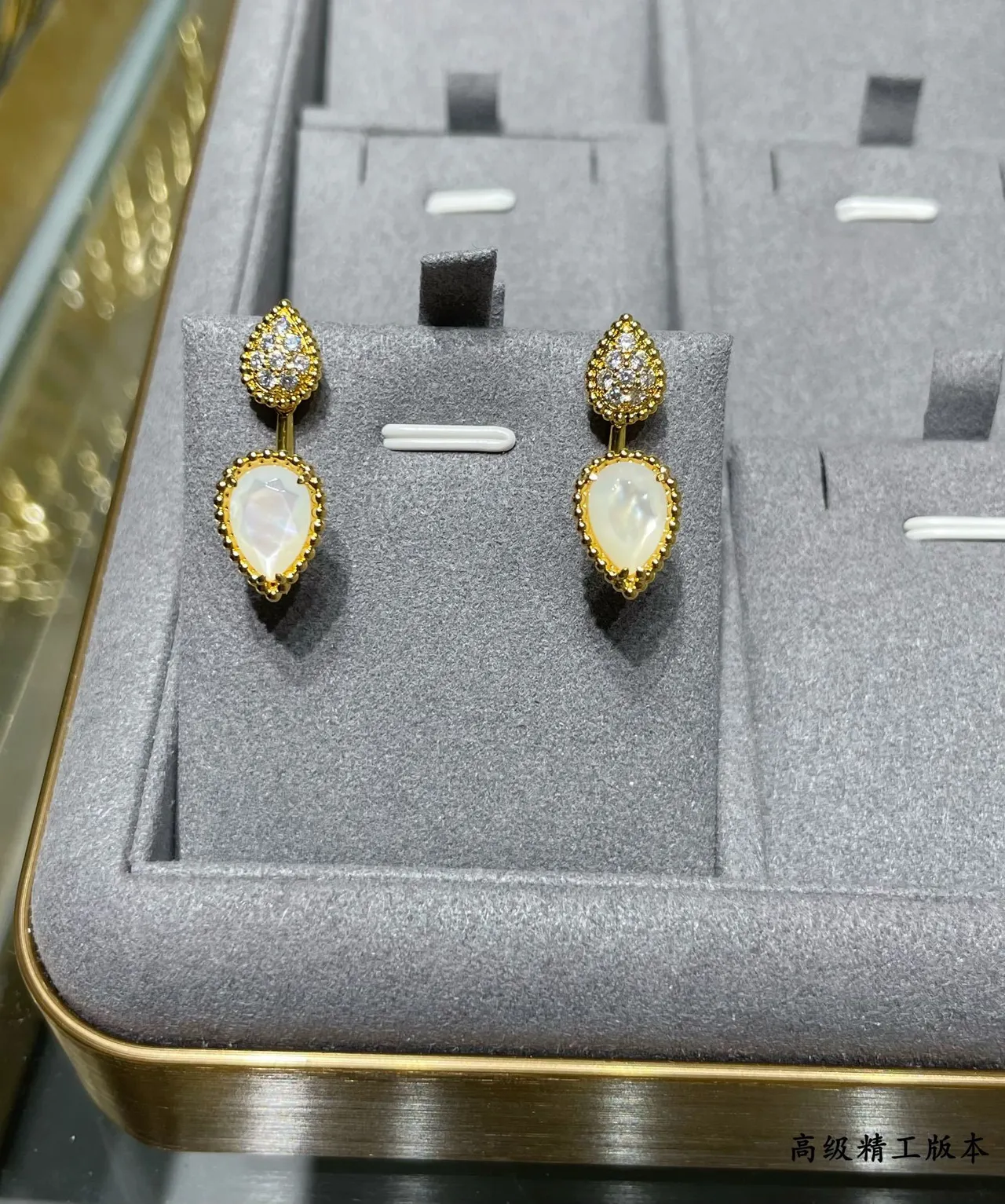 Boucles d'oreilles pendantes en ton doré avec goutte pavé et pierre blanche facettée 6