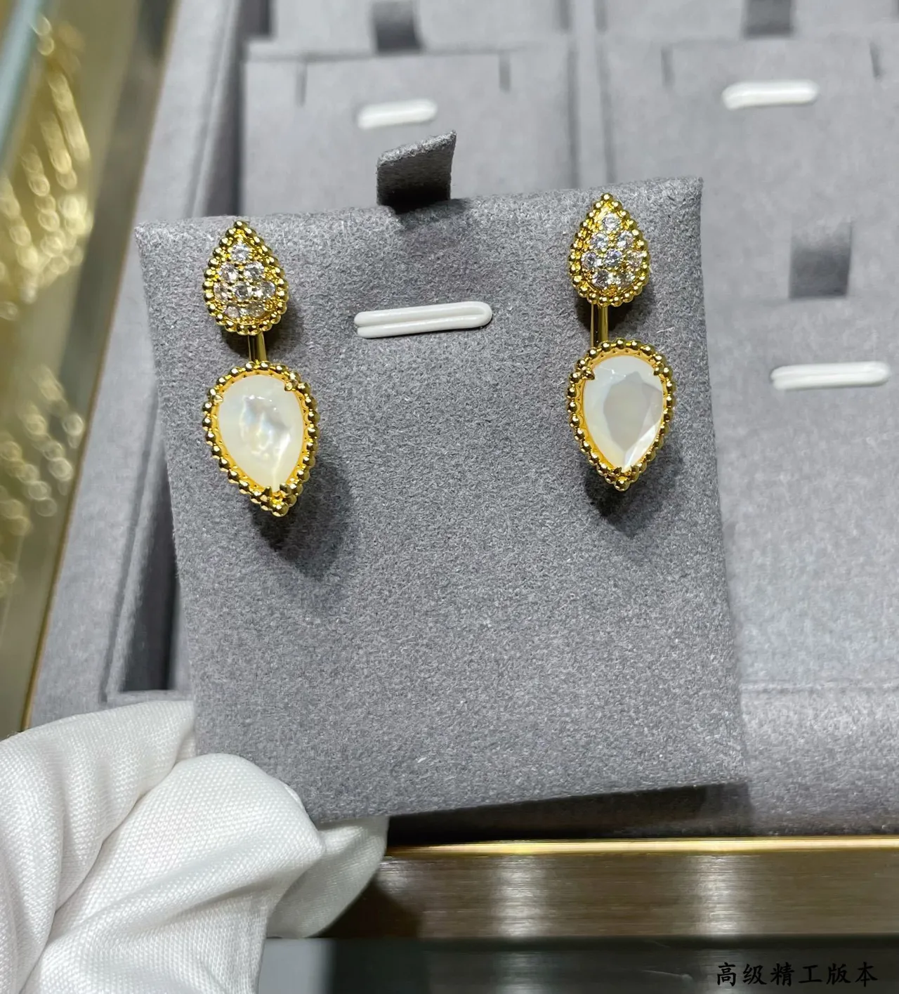 Boucles d'oreilles pendantes en ton doré avec goutte pavé et pierre blanche facettée 7