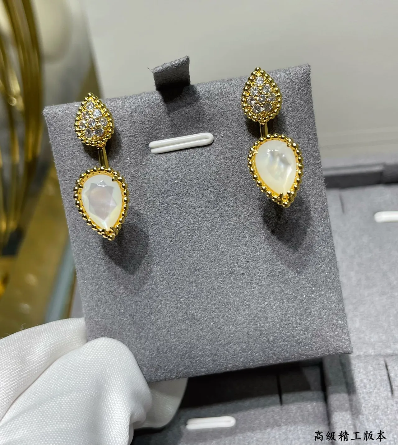 Boucles d'oreilles pendantes en ton doré avec goutte pavé et pierre blanche facettée 8