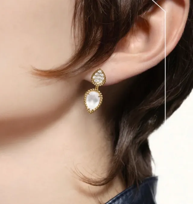 Boucles d'oreilles pendantes en ton doré avec goutte pavé et pierre blanche facettée 9
