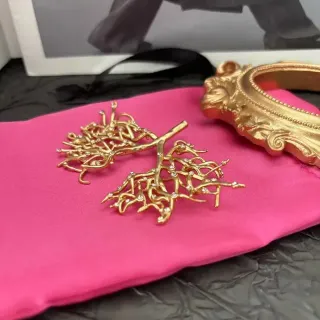 Gold-Toned Crystal Tree Brooch — catalogue photo via WWTop Yupoo