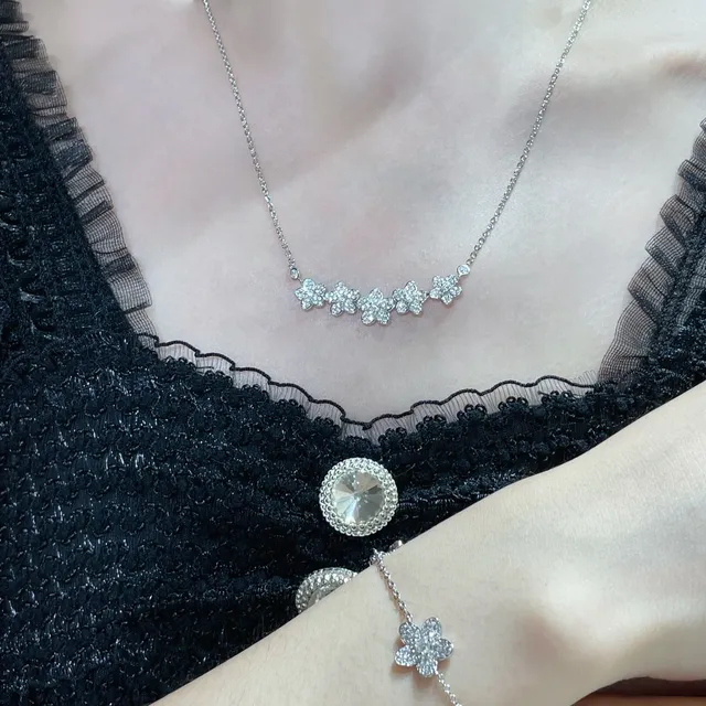 Graff Flowers Five-Petal Pavé Diamond Bracelet 9