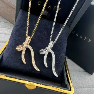Graff Collier avec Pendentif en Or et Argent en Forme de Nœud Pierres Baguette-Cut Pavé