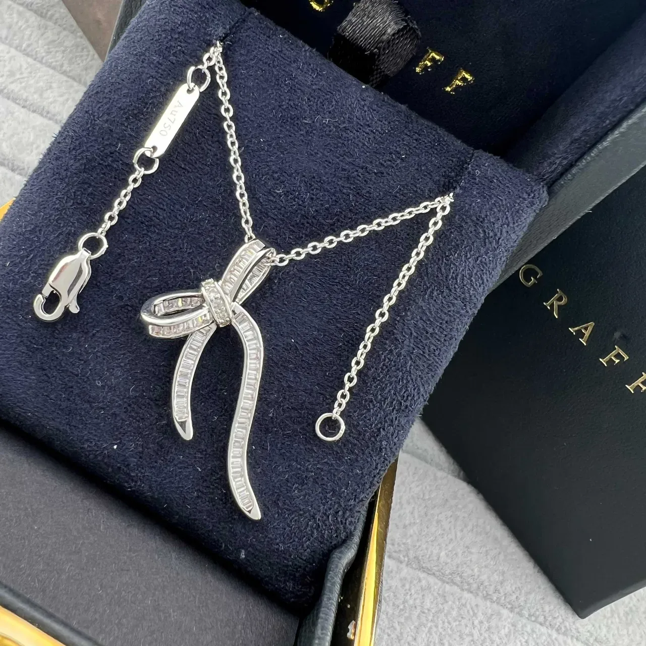 Graff Gold Silver Bow-Shaped Pendant Baguette-Cut Stone Pavé Necklace 3