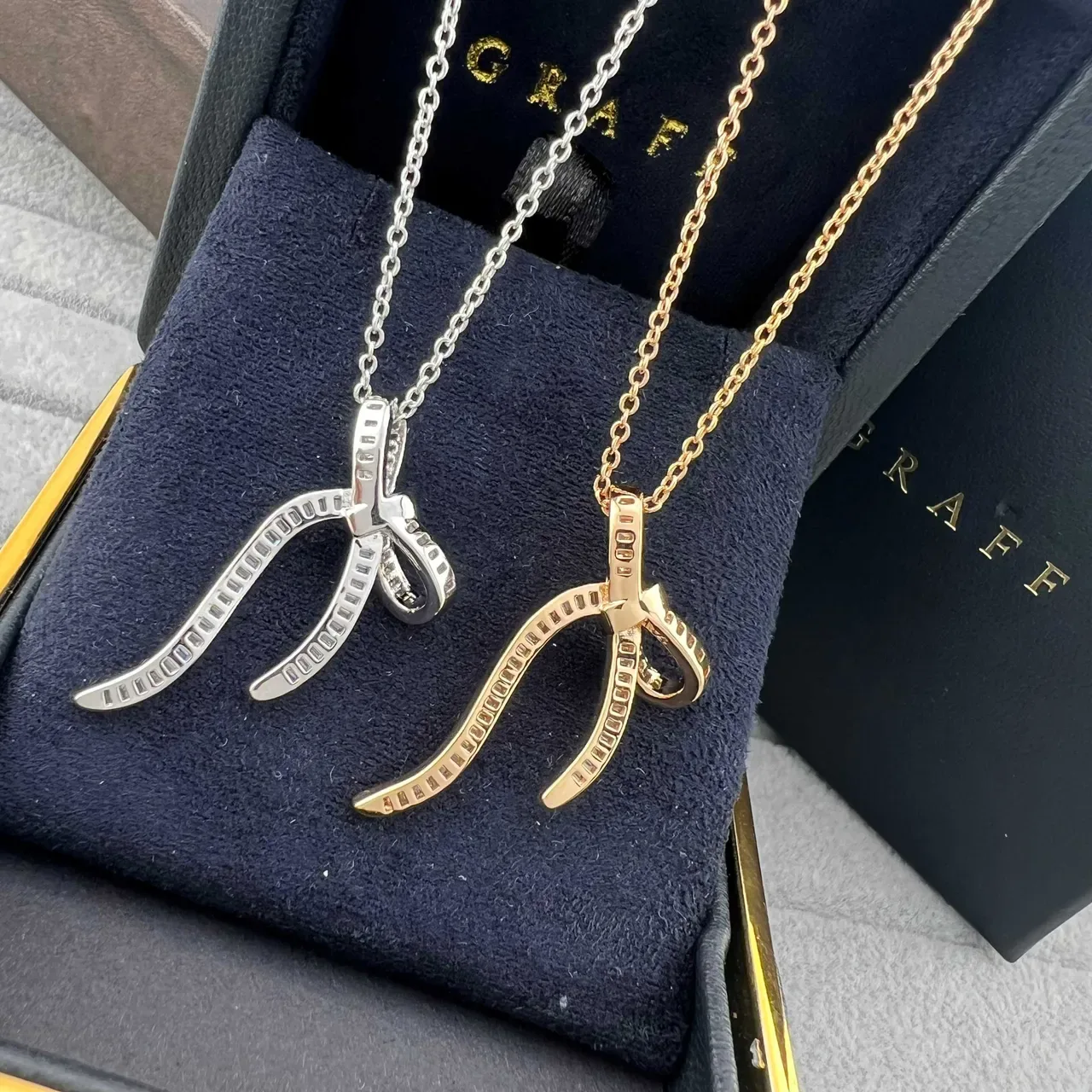 Graff Gold Silver Bow-Shaped Pendant Baguette-Cut Stone Pavé Necklace 4