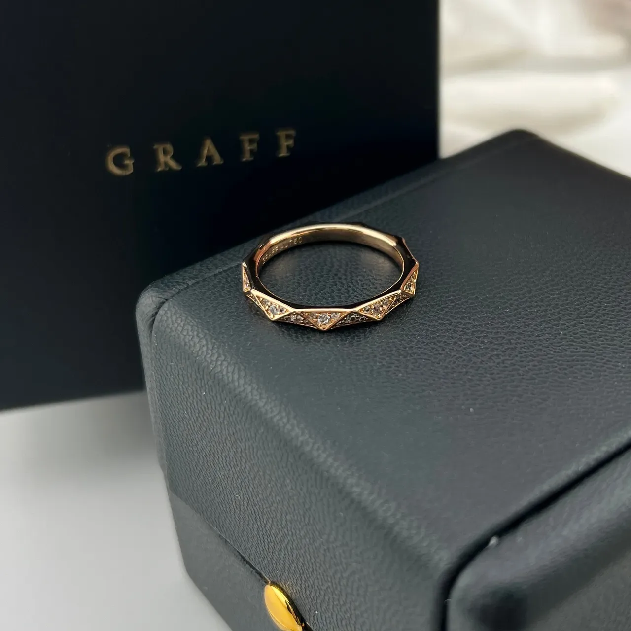 Graff Gold Silver Geometric Faceted Band Pavé-Set Dark Stones Ring 4