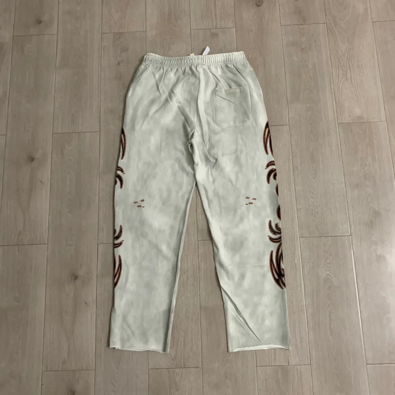 Graphic-Print Elastic-Waist Raw-Hem Loose Sweatpants 6