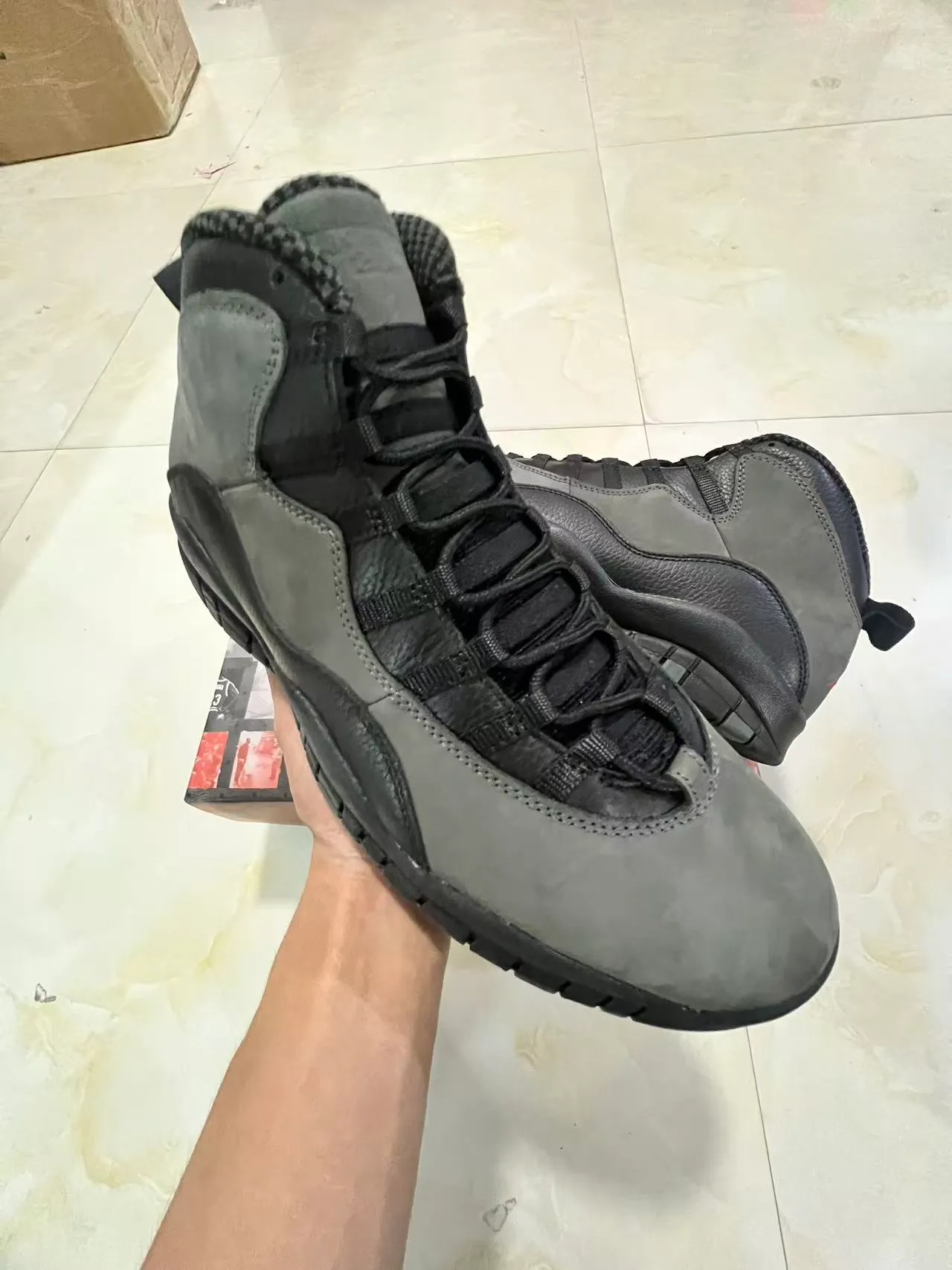灰色和黑色高帮混合材质粗糙 lug 底工作靴 2